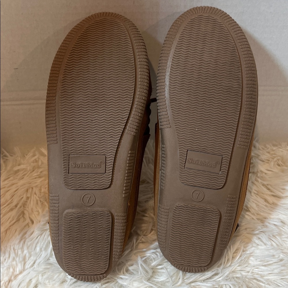 Softmoc women’s brown leather moccasin style shoes. - Picture 7 of 8